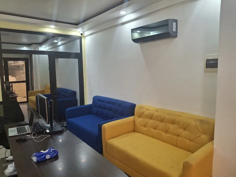 Espace d'accueil avec canapés jaune et bleu