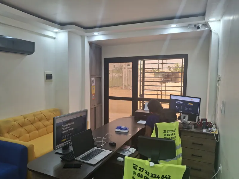 Bureau de l'agence, poste de travail face à la baie vitrée