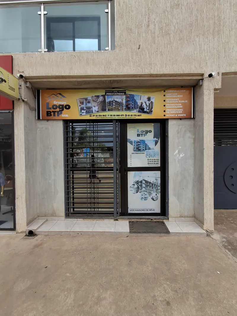 Entrée de l'agence, affiches de nos prestations