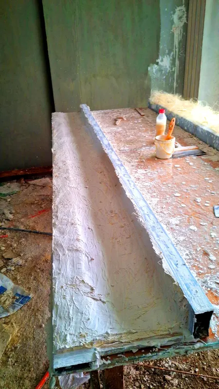 Coulage d'une poutre en béton sur un chantier