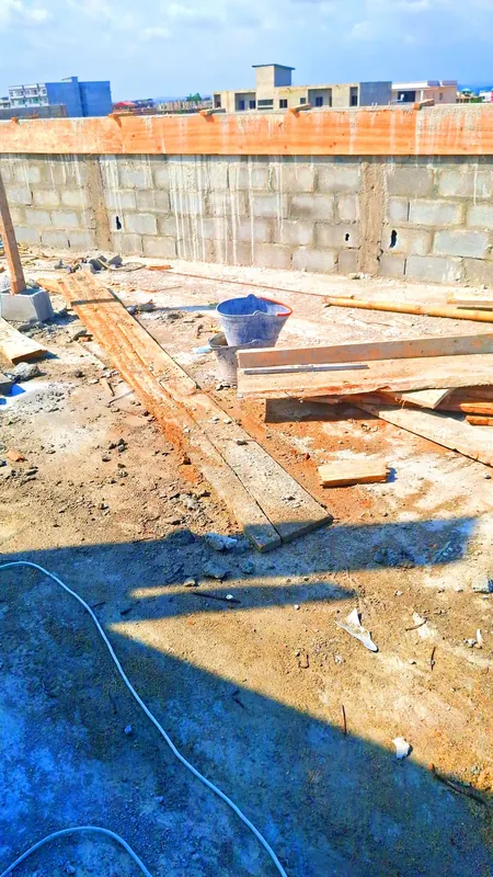 Murs en parpaings et ferraillage sur un chantier