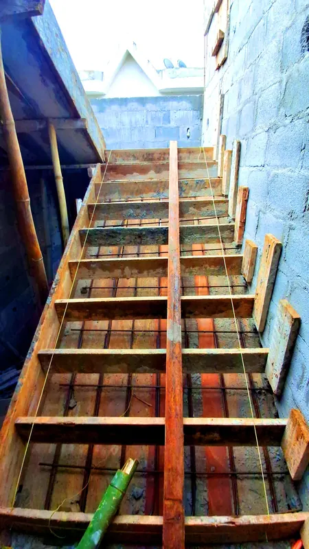 Escalier en béton en cours de coffrage