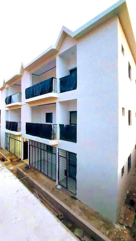 Immeuble blanc de trois étages avec balcons – Construction livrée