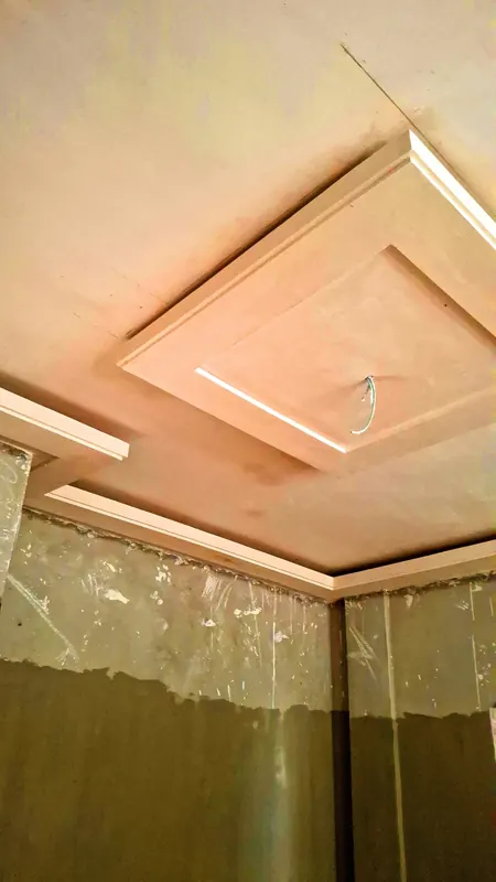 Faux plafond décoratif en plâtre dans une pièce rénovée