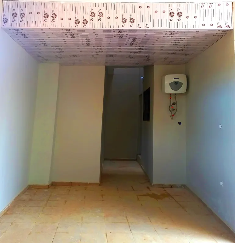 Pièce rénovée avec faux plafond décoré