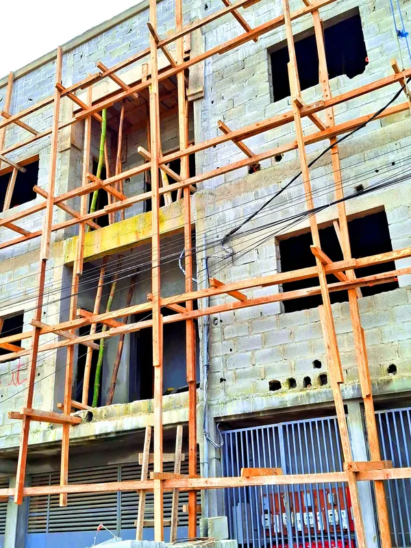 Immeuble en construction entouré d'échafaudages