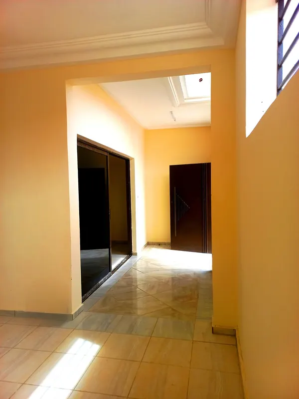 Couloir intérieur d'un logement livré, prêt à être loué