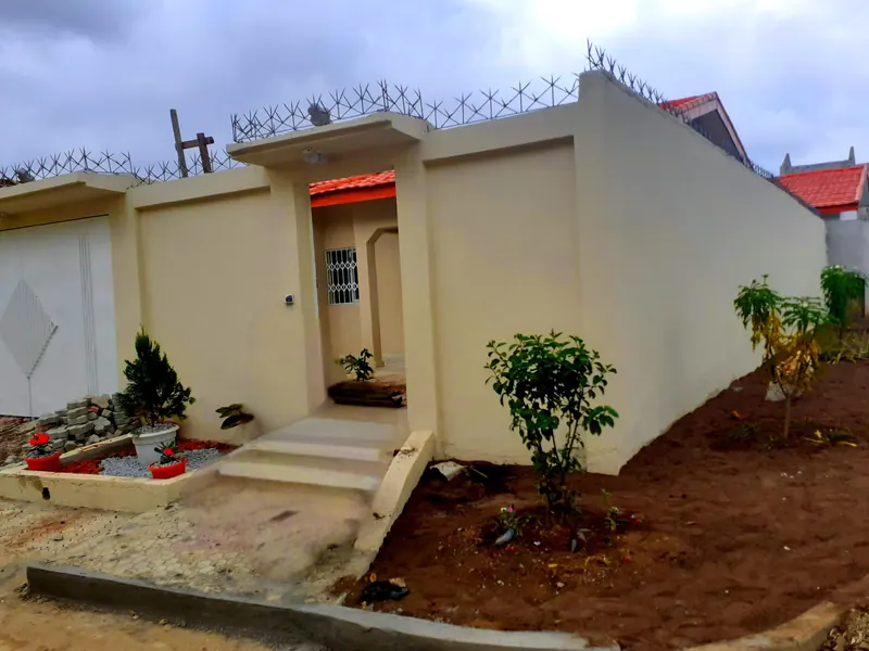Villa avec mur de clôture et jardin livrée par Groupe Logo BTP